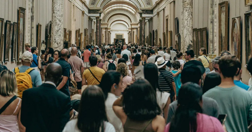 Visitors and staff alike are fed up with overcrowding at the Louvre, where staff have gone on strike on multiple occasions to protest the conditions. | Photo: Pexels / Wellington Silva