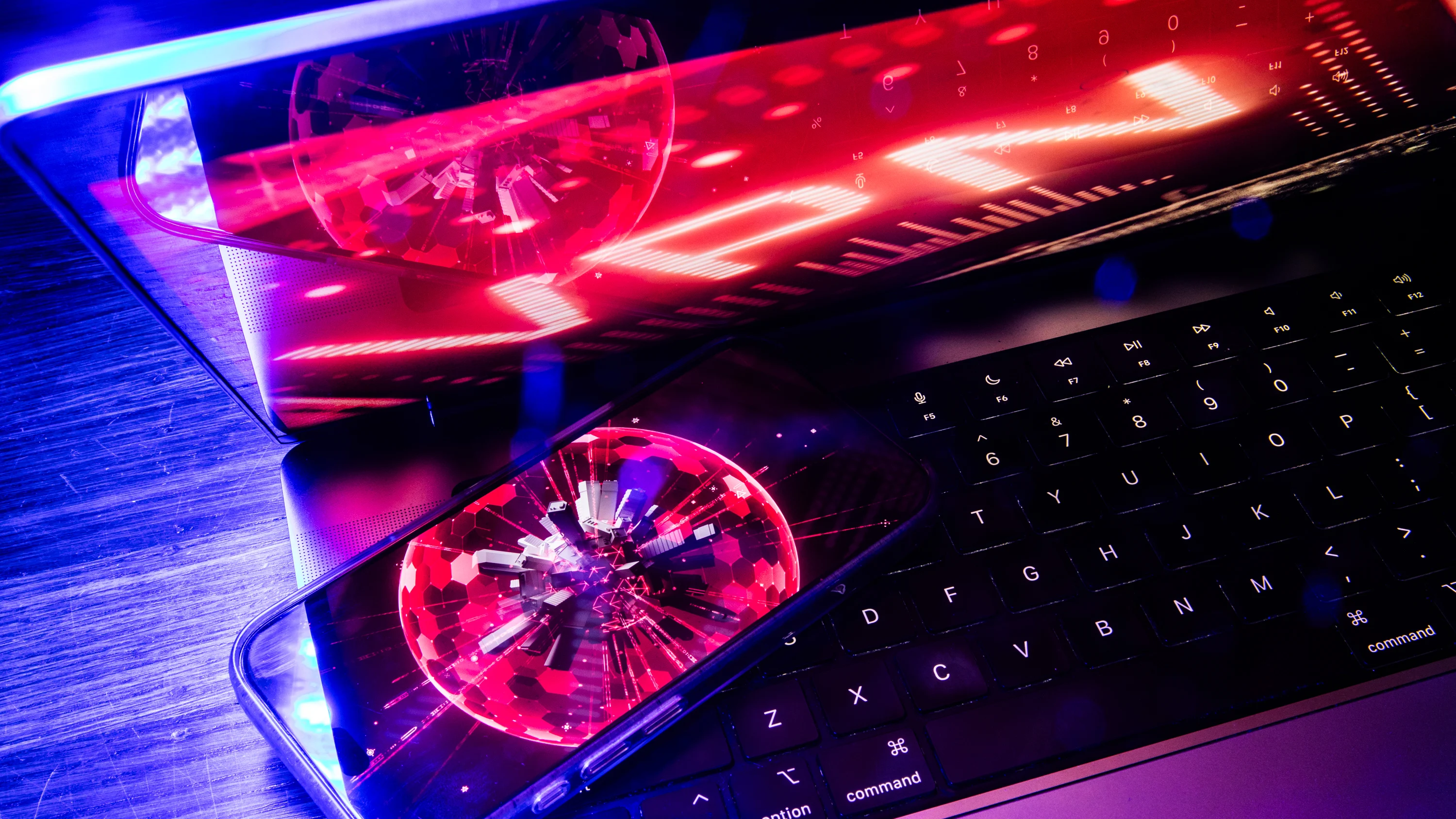 Imagem mostrando um notebook aberto com um fundo estilizado com a palavra VPN escrita